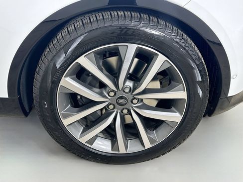 Used 2025 Land Rover Discovery Dynamic SE AWD/4WD image 10