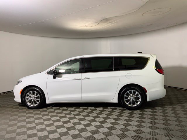 Used 2026 Chrysler Pacifica Limited FWD image 8