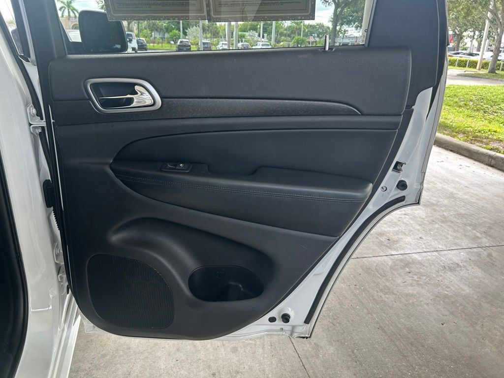 Used 2017 Jeep Grand Cherokee Altitude RWD image 30