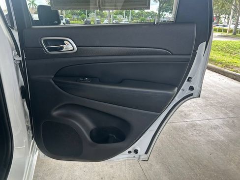 Used 2017 Jeep Grand Cherokee Altitude RWD image 30