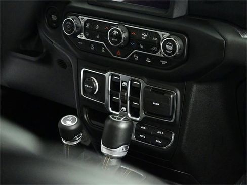 Used 2021 Jeep Wrangler Unlimited Sahara image 33