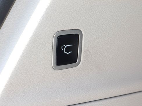 Used 2024 Chrysler Pacifica Limited FWD image 21
