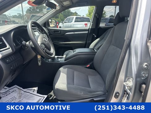 Used 2019 Toyota Highlander LE w/ Carpet Mat Package (TMS) image 11