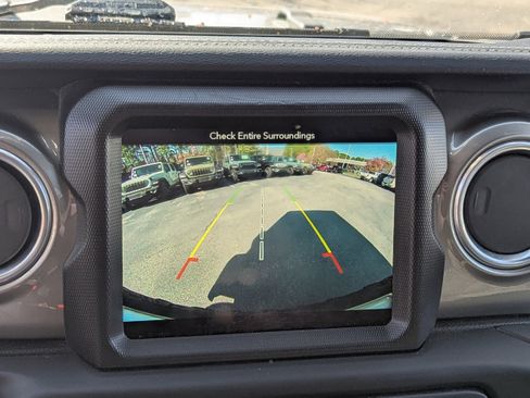 Used 2018 Jeep Wrangler Unlimited Sahara AWD/4WD image 13