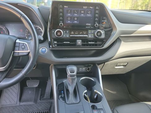 Used 2022 Toyota Highlander XLE image 19