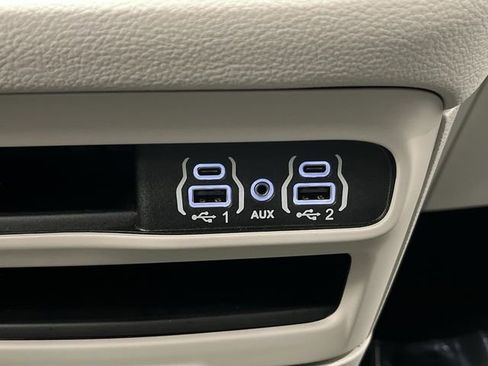 Certified 2024 Chrysler Pacifica Touring-L image 23