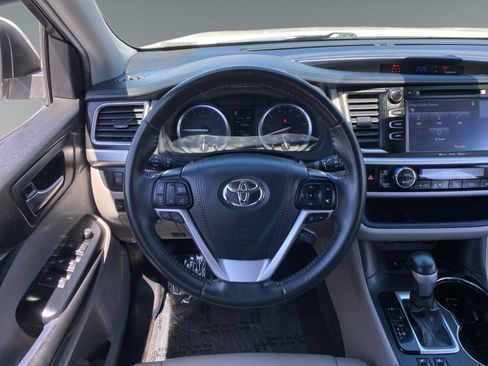 Used 2019 Toyota Highlander XLE FWD image 12