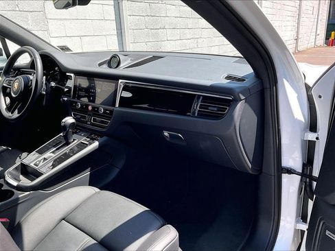 Used 2025 Porsche Macan AWD/4WD image 19