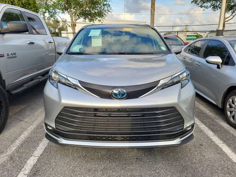 Used 2025 Toyota Sienna XLE w/ XLE Plus Package image 2