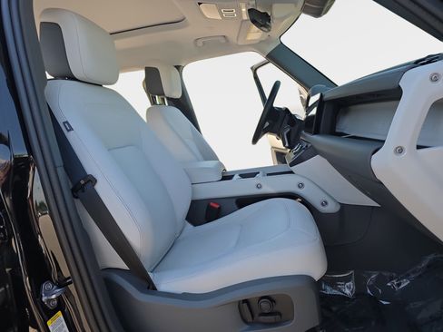 Used 2025 Land Rover Defender 110 S image 10