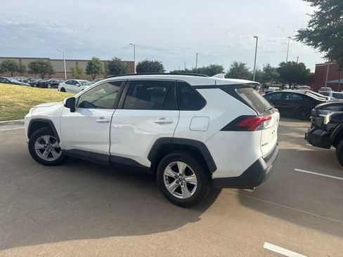 Used 2020 Toyota RAV4 XLE FWD image 5