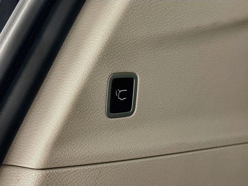 Used 2024 Chrysler Pacifica Touring-L FWD image 31