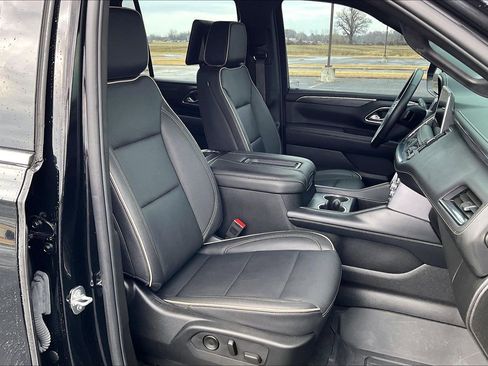 Used 2024 GMC Yukon SLT w/ SLT Luxury Package image 8