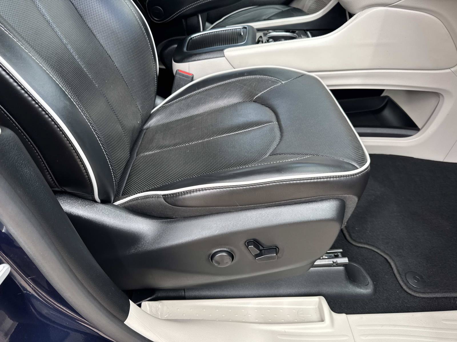 Used 2024 Chrysler Pacifica Limited FWD image 13