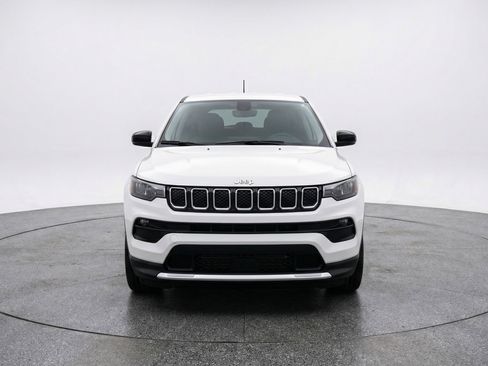 Used 2025 Jeep Compass Latitude AWD/4WD image 2
