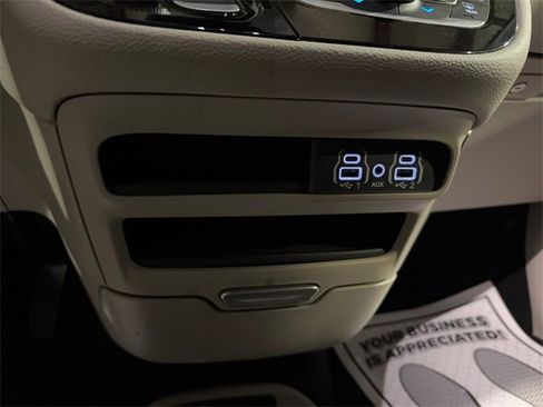 Used 2023 Chrysler Pacifica Touring-L image 21