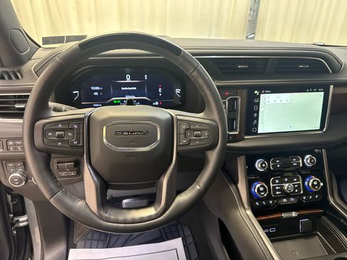 Used 2024 GMC Yukon XL Denali Ultimate image 3