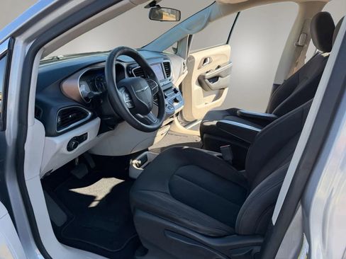 Used 2018 Chrysler Pacifica L image 12