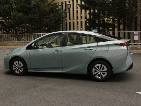 Used 2017 Toyota Prius Three FWD image 9