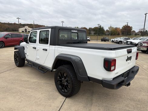 Used 2023 Jeep Gladiator Sport image 5
