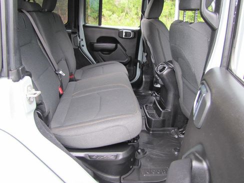 Used 2024 Jeep Wrangler Unlimited w/ Convenience Group AWD/4WD image 17