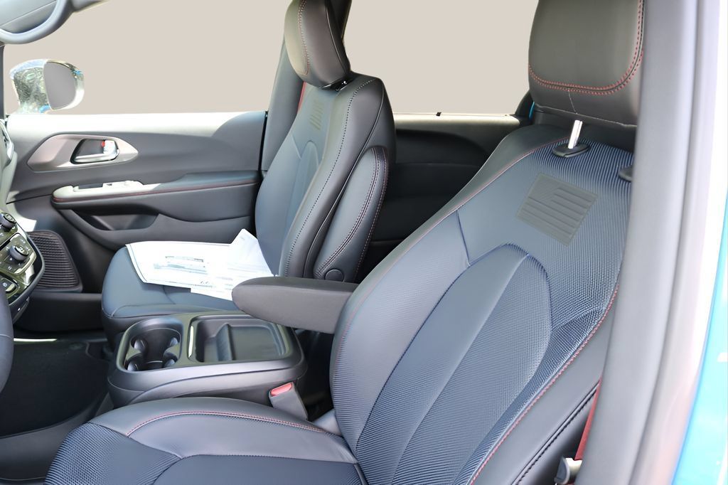 New 2027 Chrysler Pacifica Select FWD image 11