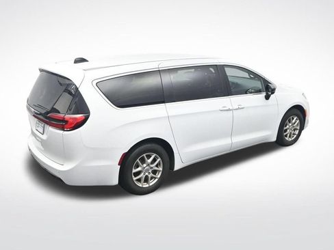Used 2025 Chrysler Pacifica Select FWD image 28