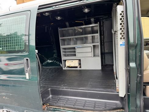 Used 2002 Chevrolet Express 2500 RWD image 24