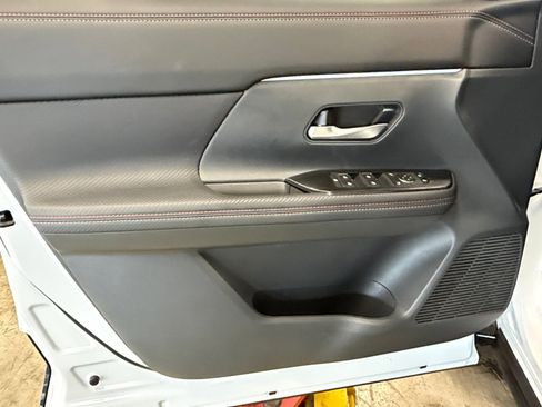 Used 2025 Nissan Kicks SR image 25