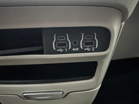 Used 2024 Chrysler Pacifica Touring-L FWD image 18