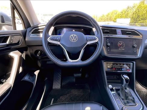 Used 2024 Volkswagen Tiguan SE AWD/4WD image 17