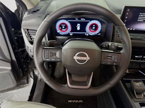 Used 2025 Nissan Rogue SL AWD/4WD image 3