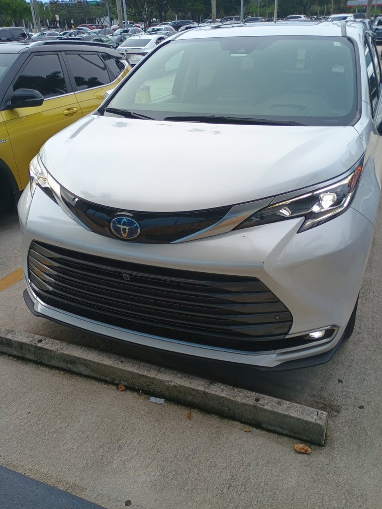 Used 2024 Toyota Sienna Platinum FWD image 1