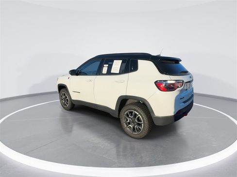 Used 2024 Jeep Compass Trailhawk image 6