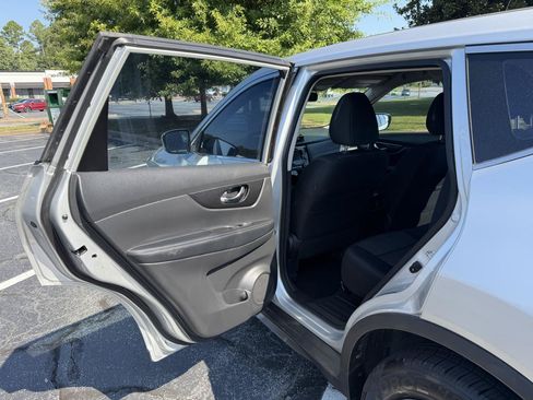 Used 2018 Nissan Rogue S FWD image 12