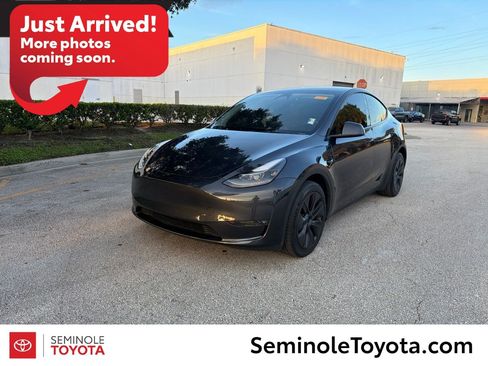 Used 2024 Tesla Model Y Long Range AWD/4WD image 1