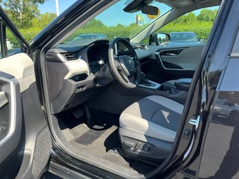 Used 2025 Toyota RAV4 XLE AWD/4WD image 15