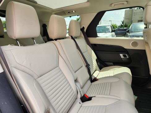 Used 2025 Land Rover Discovery S image 13