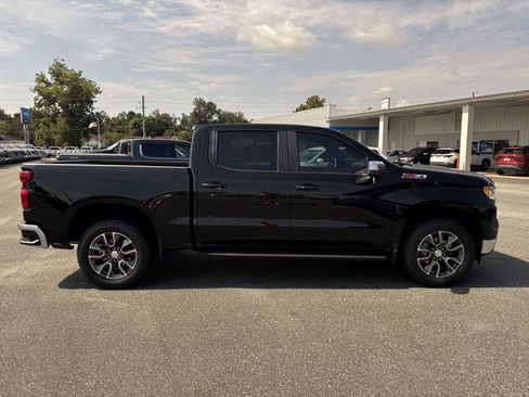 Used 2024 Chevrolet Silverado 1500 LT w/ Z71 Off-Road Package AWD/4WD image 3