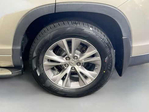 Used 2015 Toyota Highlander XLE AWD/4WD image 25