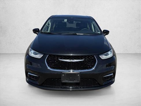Used 2023 Chrysler Pacifica Touring-L FWD image 2