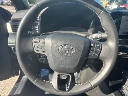 Used 2025 Toyota Camry SE image 7