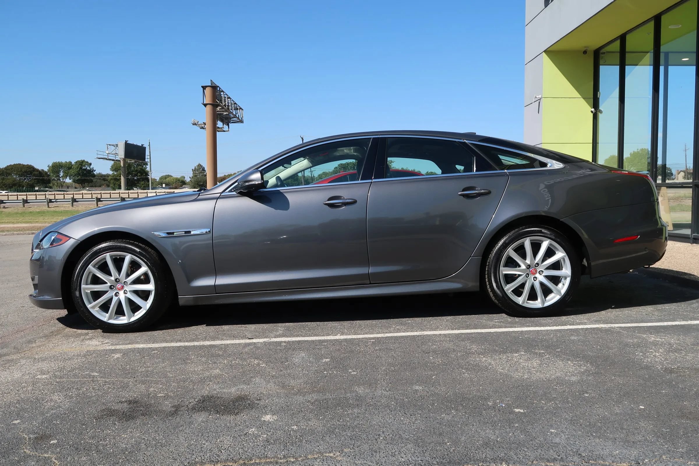 Used 2019 Jaguar XJ R-Sport RWD image 6