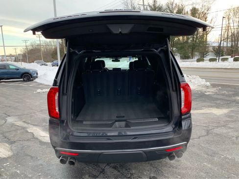 Used 2022 GMC Yukon XL AT4 image 4