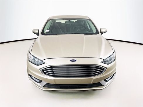 Used 2018 Ford Fusion SE w/ Equipment Group 201A image 2