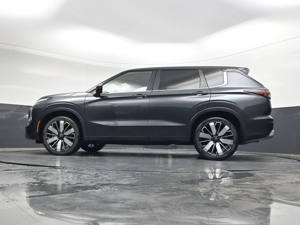 Used 2025 Mitsubishi Outlander SE FWD image 30