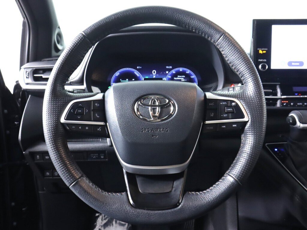 Used 2025 Toyota Sienna Platinum AWD/4WD image 12