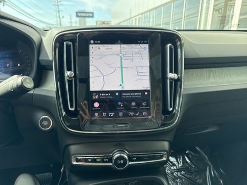 Certified 2025 Volvo XC40 B5 Core image 24