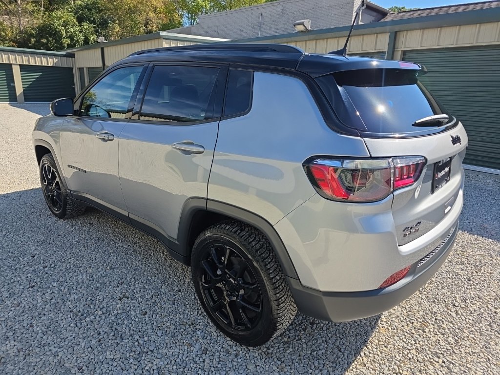 Used 2023 Jeep Compass Latitude w/ Sun and Sound Group AWD/4WD image 5