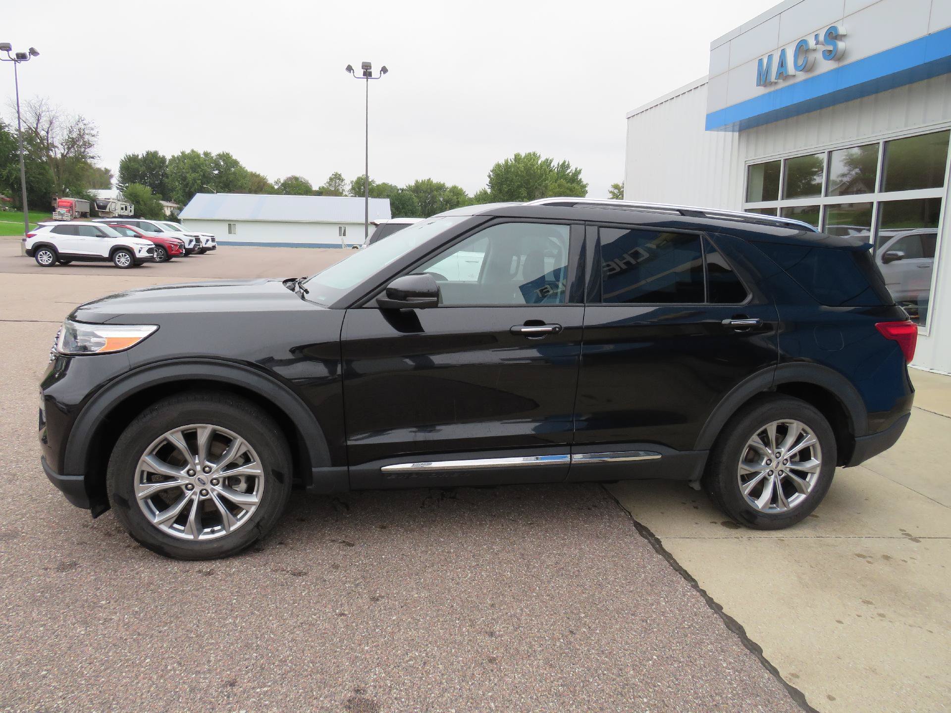Used 2022 Ford Explorer Limited w/ Equipment Group 301A AWD/4WD image 1